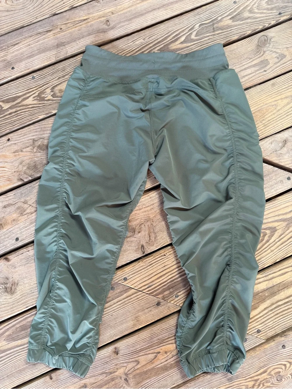 Kirkland Signature Women’s Active Crop Pants Army Green,Ruched,Zip Pocket Size M - Picture 2 of 5